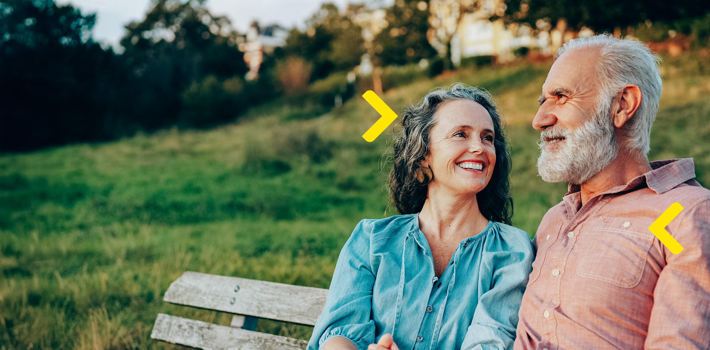 Egy idős pár a parkban pihen